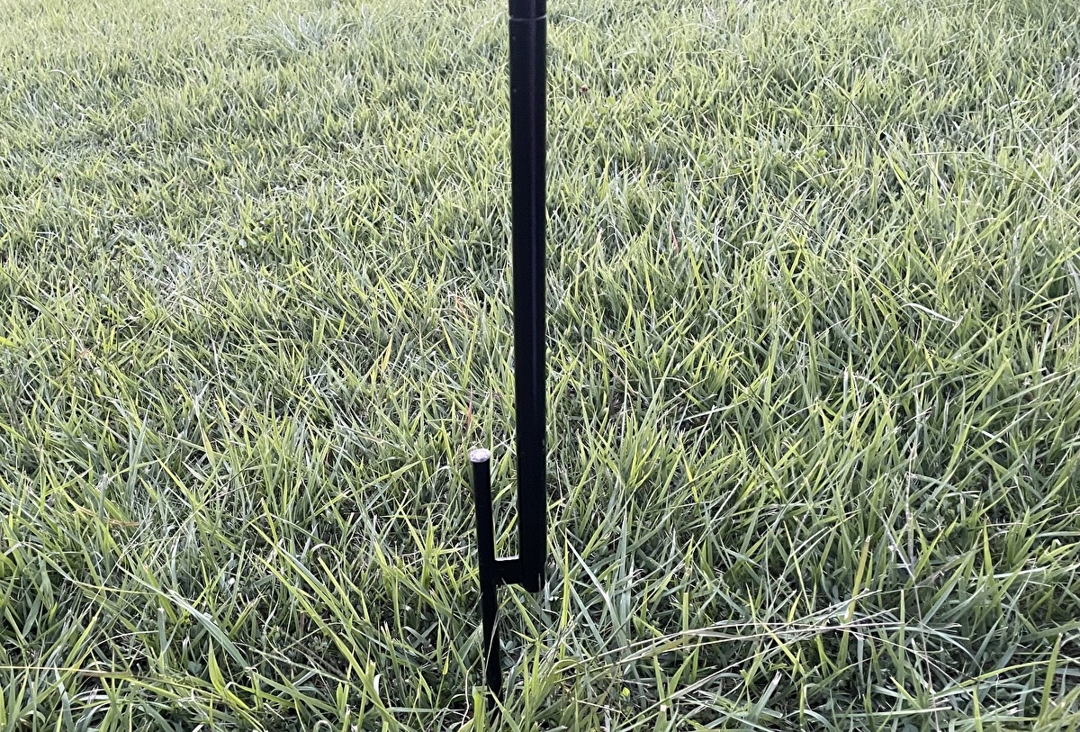 専用のペグにポールを差し込んでいる写真