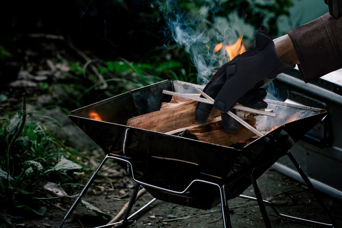 薪をくべたり熱い鍋を掴んだりしても安心の難燃性。