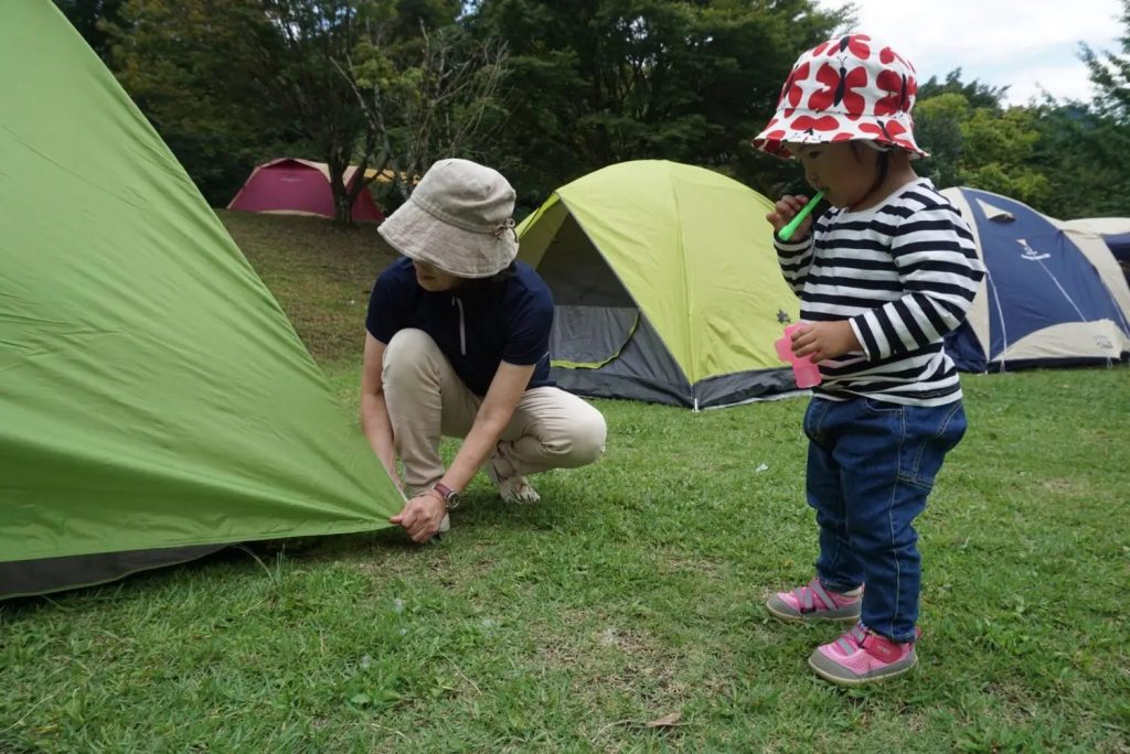 屋外でシャボン玉をする子供