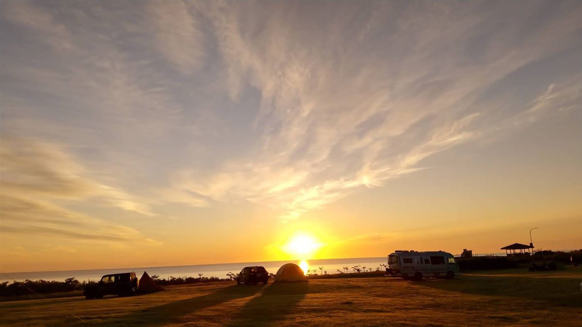 日が海から昇ってきた様子。