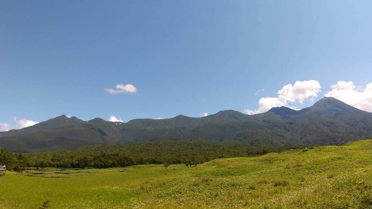 高原の様子。高原の奥に山々が見える。