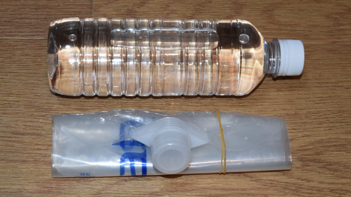 クルクルと丸めたプラティパス ウオーターボトルと500mlペットボトルの比較