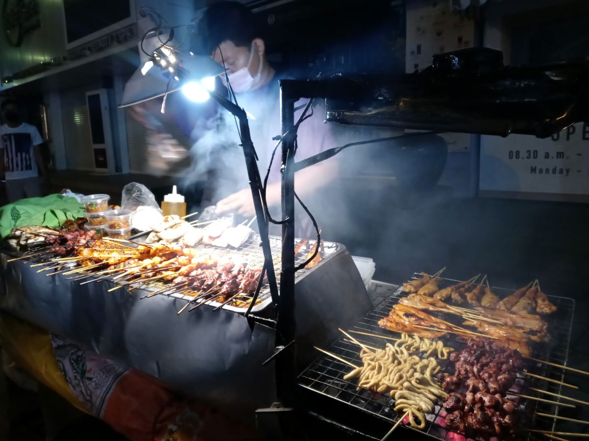 夜になると近所にやってくる焼き鳥屋台。一本３０円。