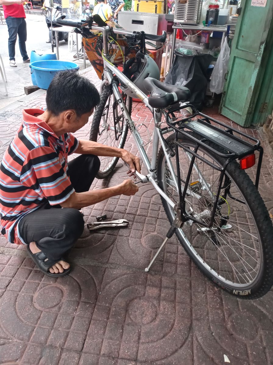 自転車屋さん、すぐに直してくれました