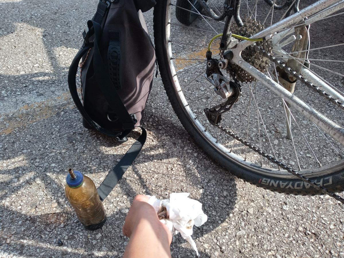 自転車のチェーンに油を差す