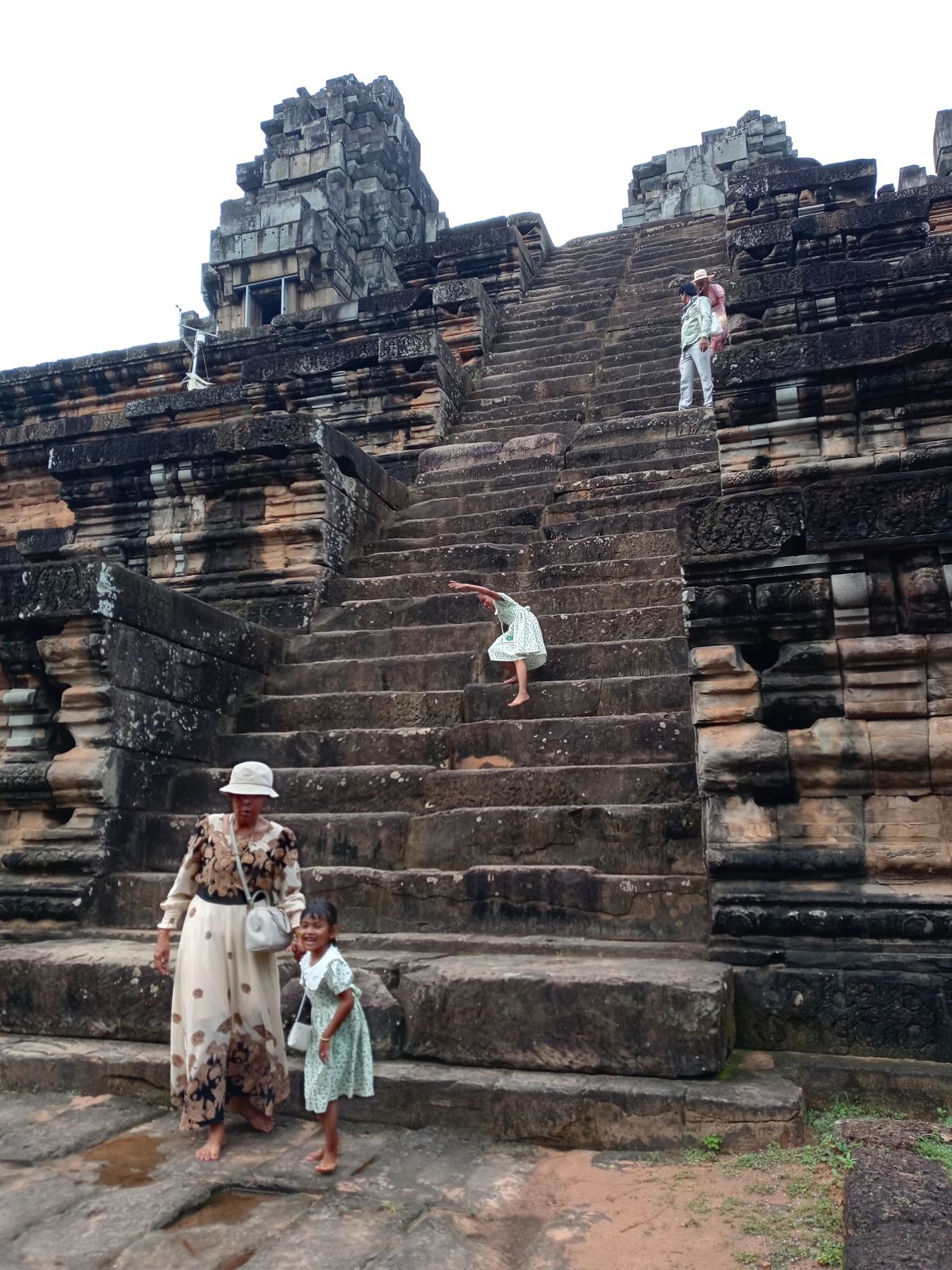 寺院の急な階段
