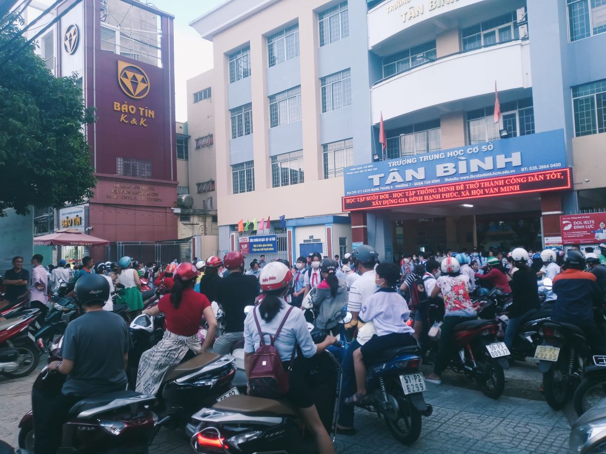 バイクであふれるホーチミン市内