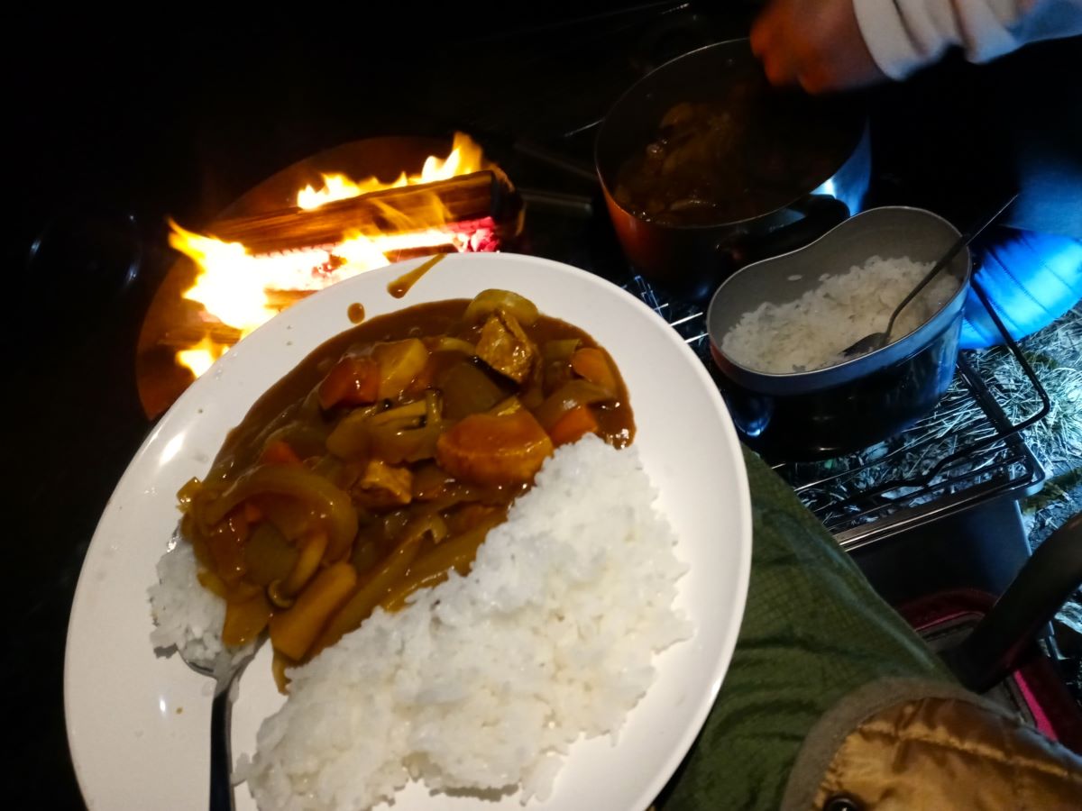 飯盒で炊いたお米と、具沢山の辛口ジャワカレー