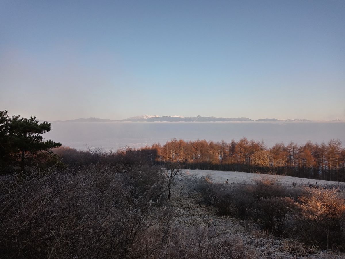 高ボッチ高原から日本アルプスの山々をのぞむ