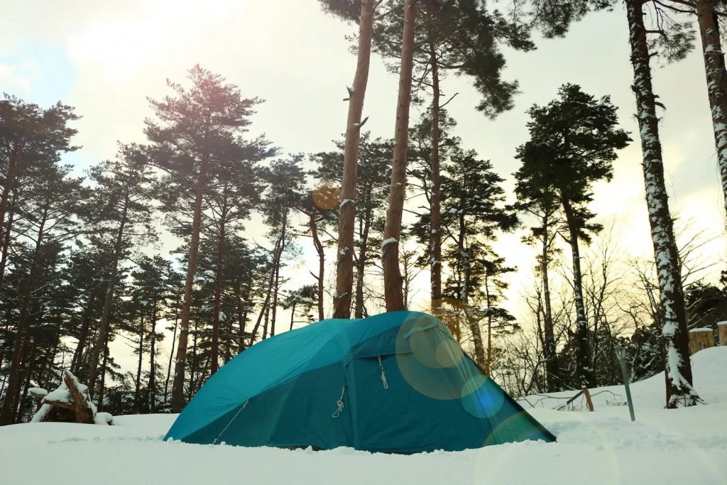 雪の中のテント