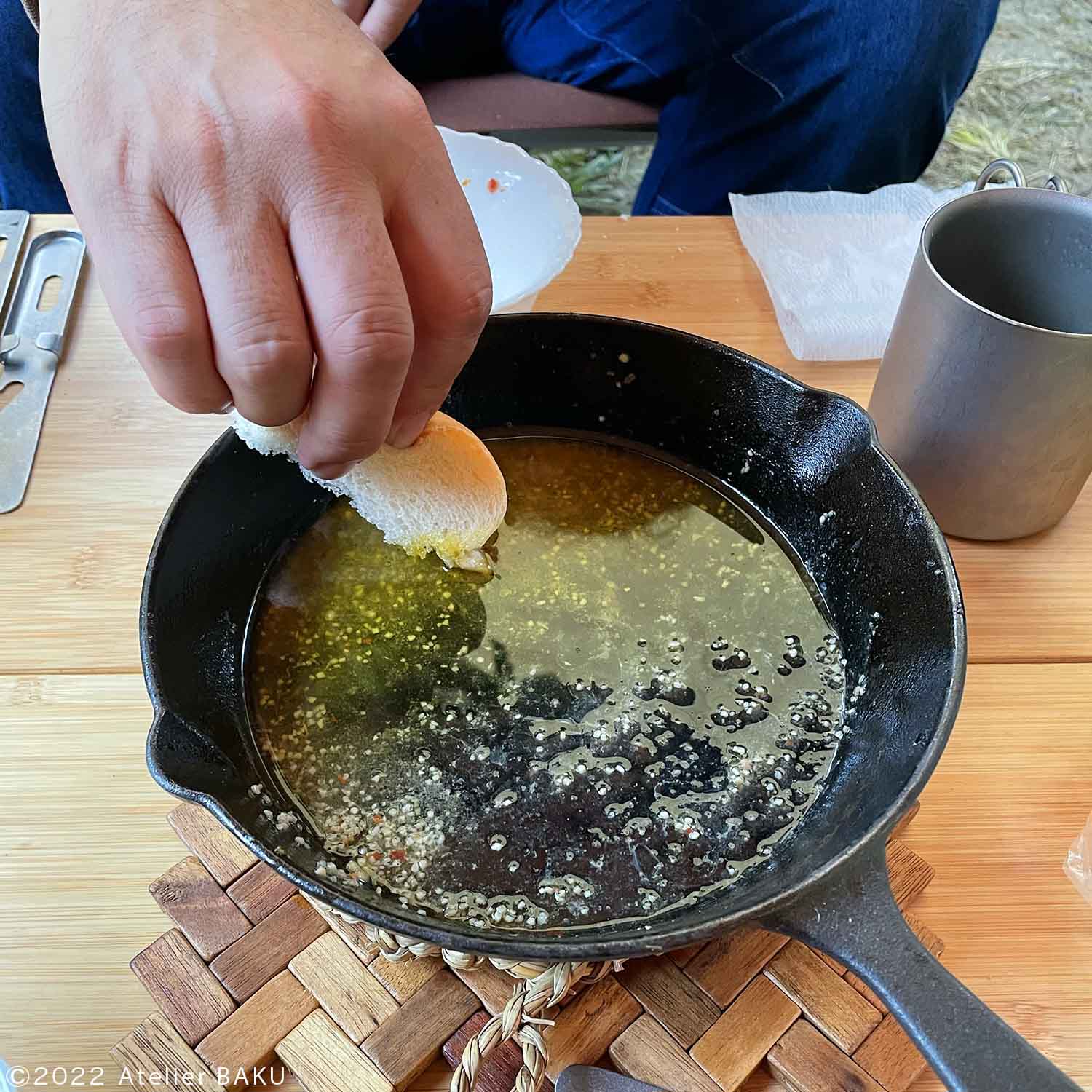 残り油をパンに付ける