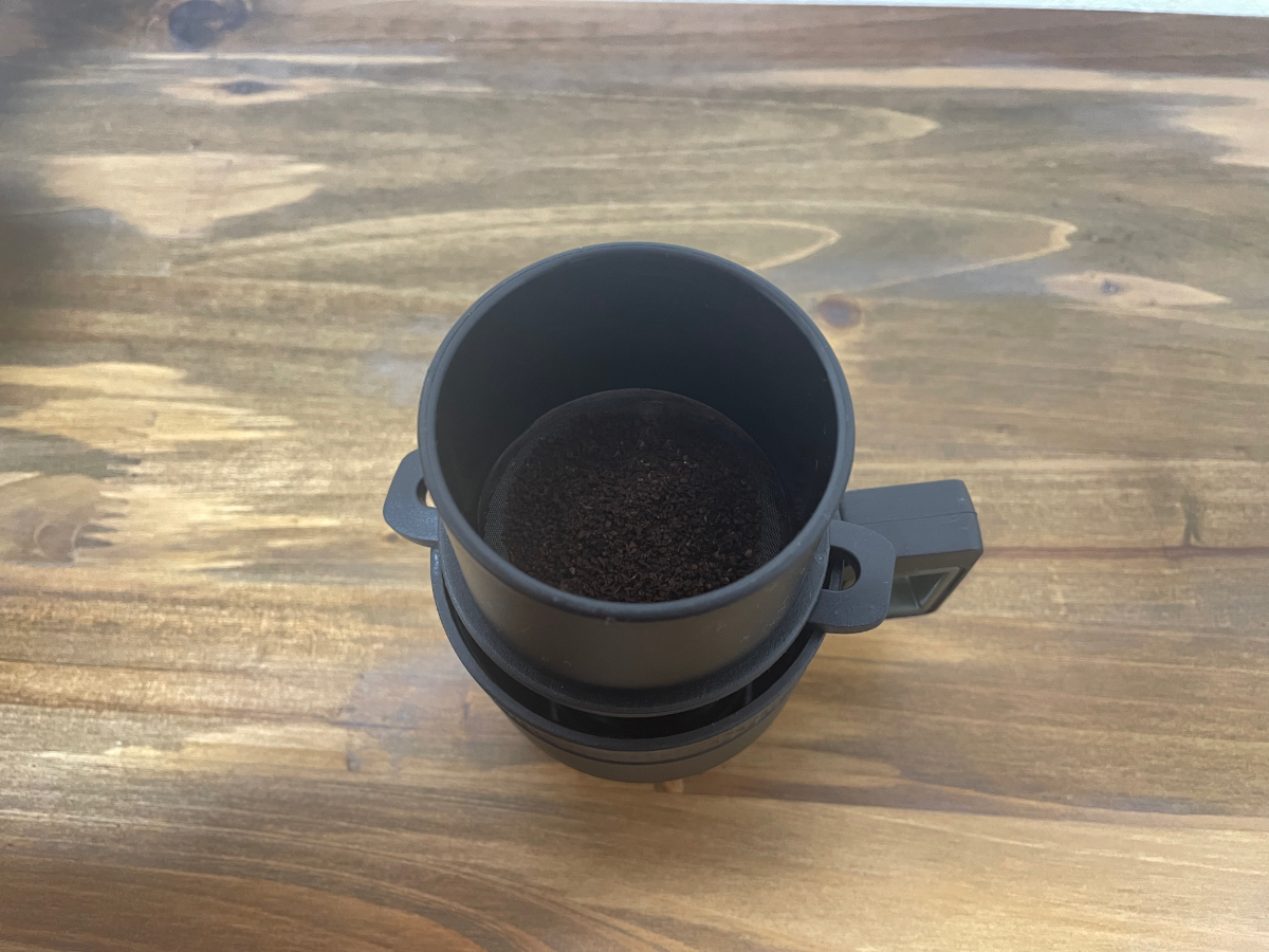 ドリッパーにコーヒー粉を入れている写真