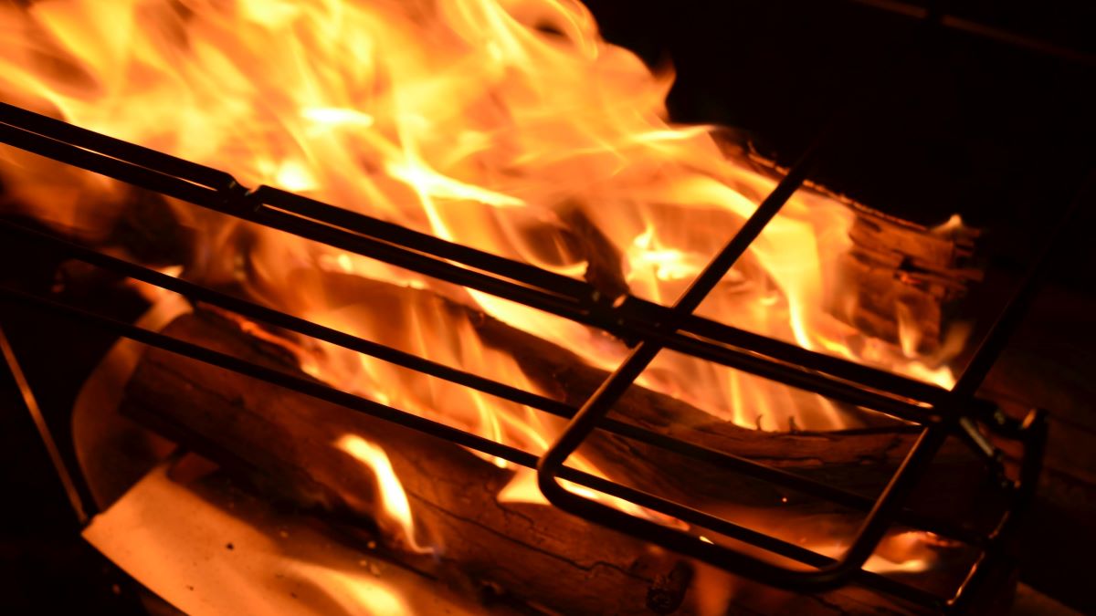 焚き火台と炎のアップ画像。