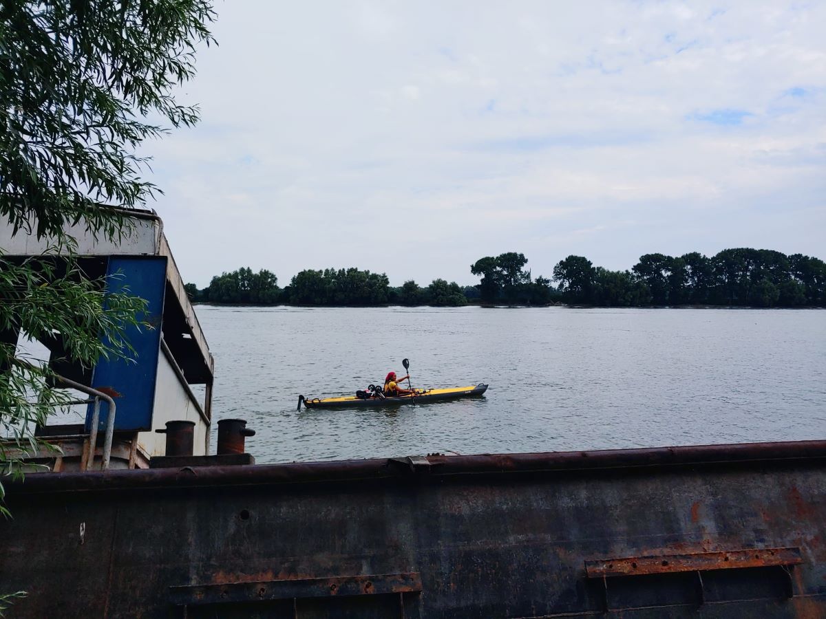 ドナウ川河口地域、ドナウデルタでカヤックを漕ぐ筆者