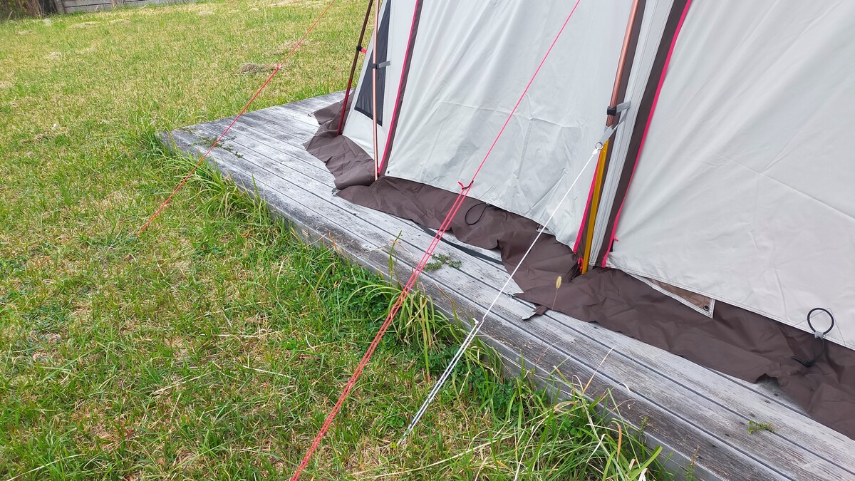 ガイラインでテントを固定している様子。