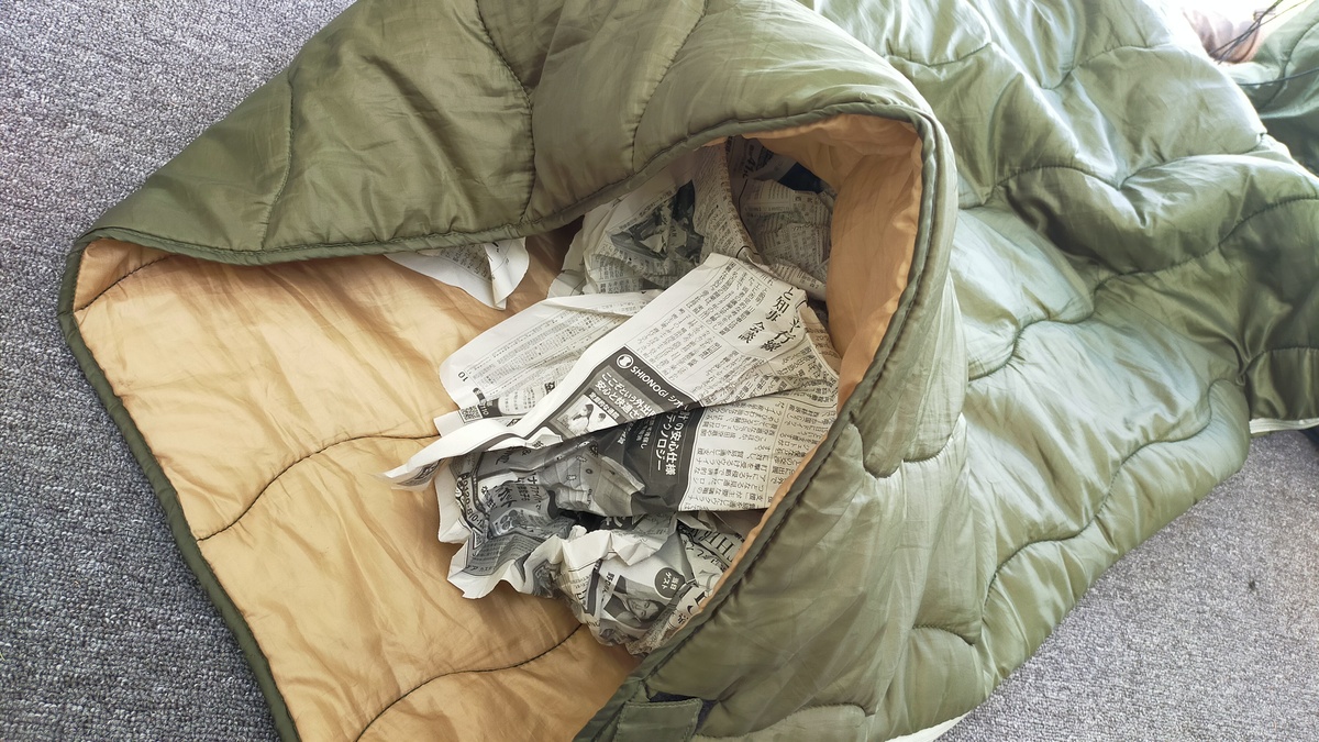 寝袋の中に丸まった新聞紙が詰められている。