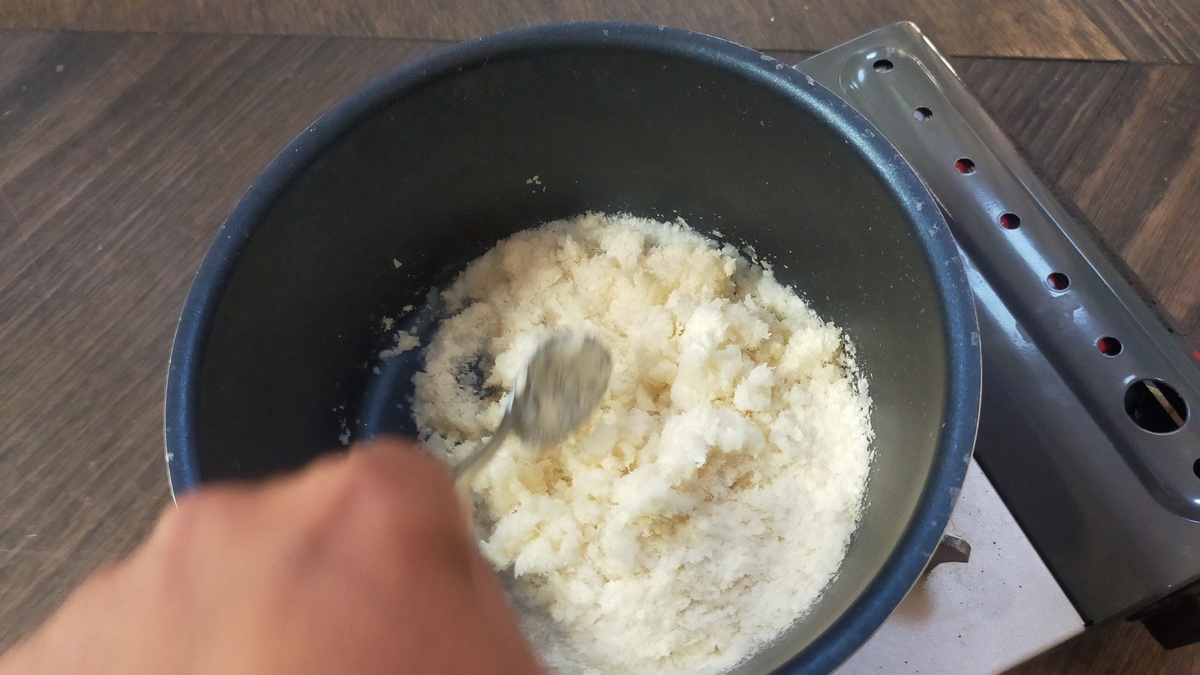 乾燥マッシュポテトを混ぜている様子。