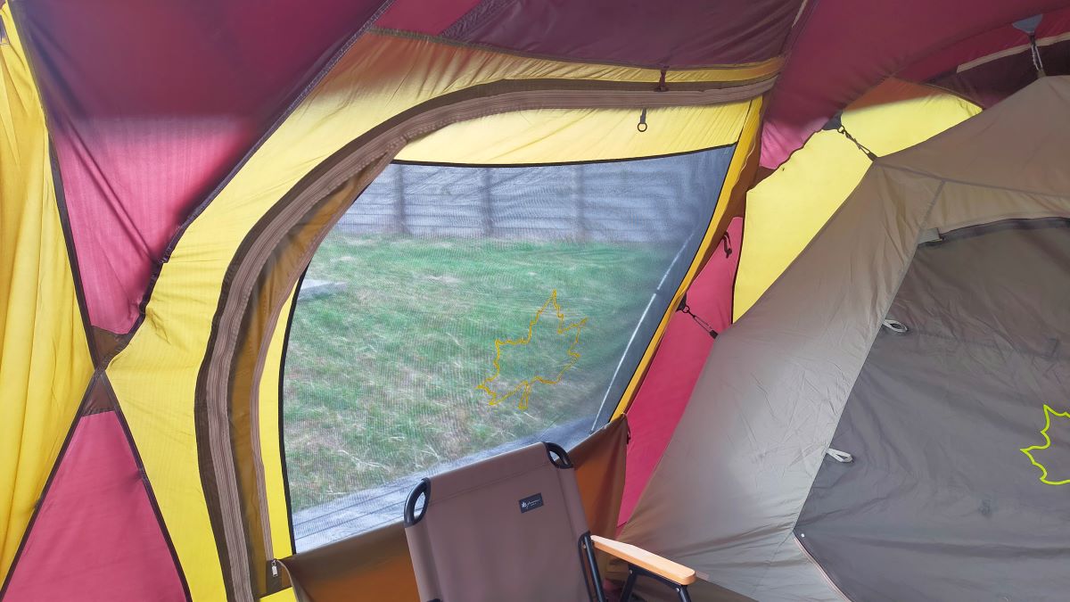 テントの入り口の画像。窓の部分がメッシュになっている。