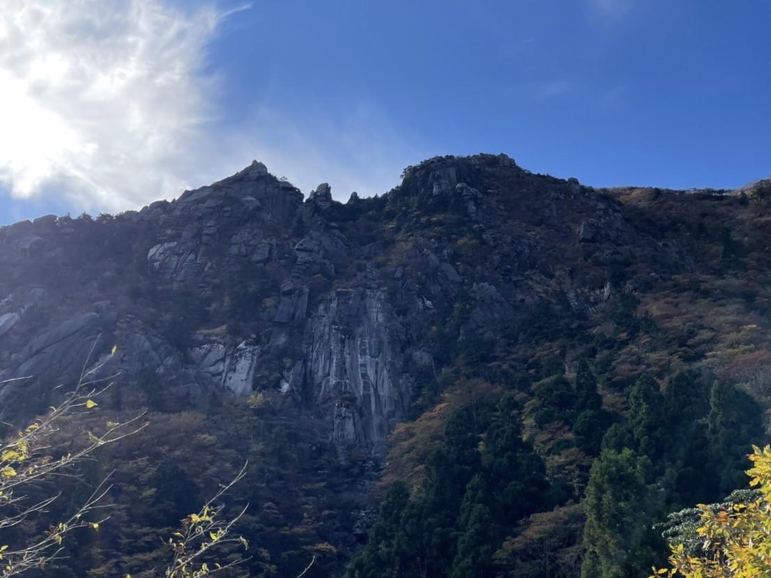 ロッククライミングができる岩壁