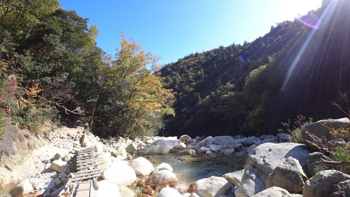 流れる川の上にかかる橋