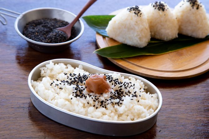冬キャンプにおすすめ！調味料としても使えるとっておきの「ごま塩」の作り方