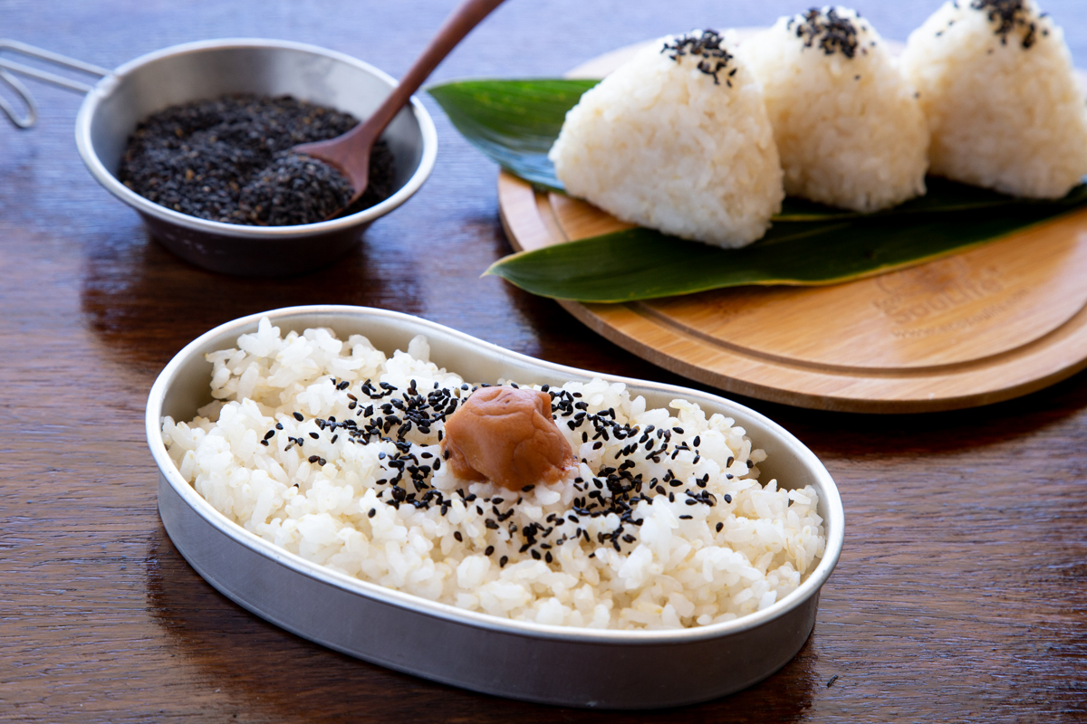 ごま塩をかけた白いご飯とおにぎり