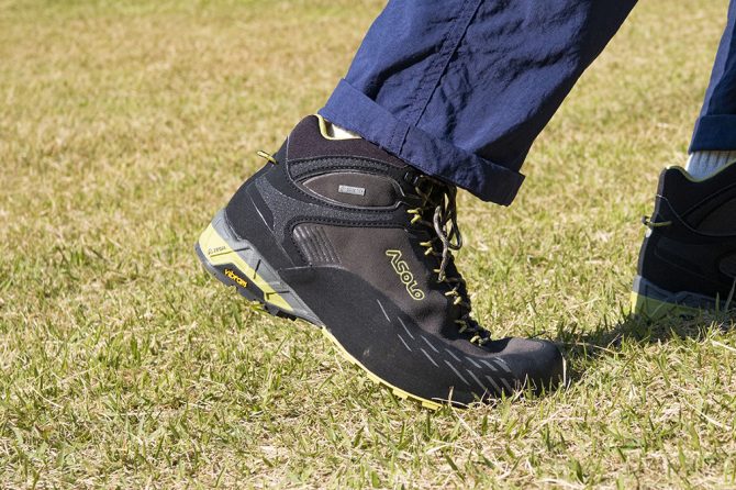 芝生の上で歩いているシーン