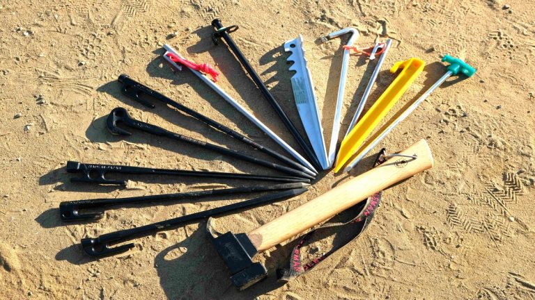 風に強いペグの打ち方知ってる?ペグの基本を知って安全なキャンプを 【BEPAL】キャンプ、アウトドア、自然派生活の情報源ビーパル