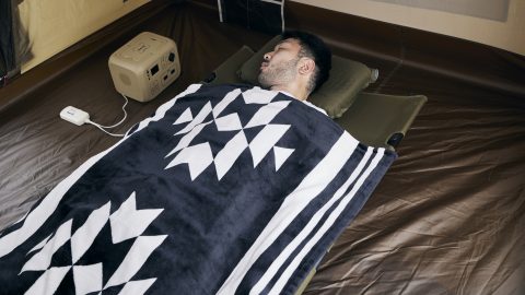 ポータブル電源対応！ネイティブ柄のぬくい電気毛布『PowerArQ Electric Blanket』