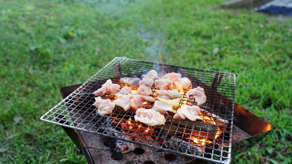 グリルドチキンの料理中。