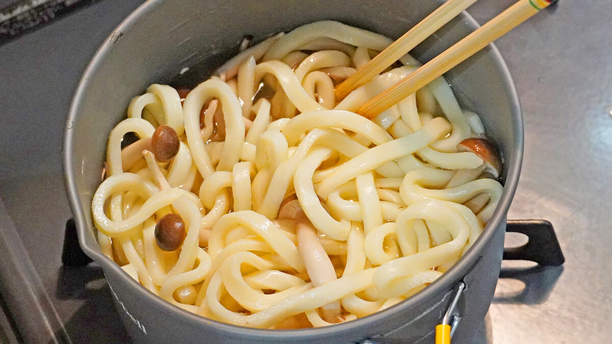 うどんをほぐして混ぜる