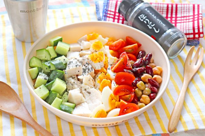 ほりにしブラックの燻製風味を楽しむコブサラダ