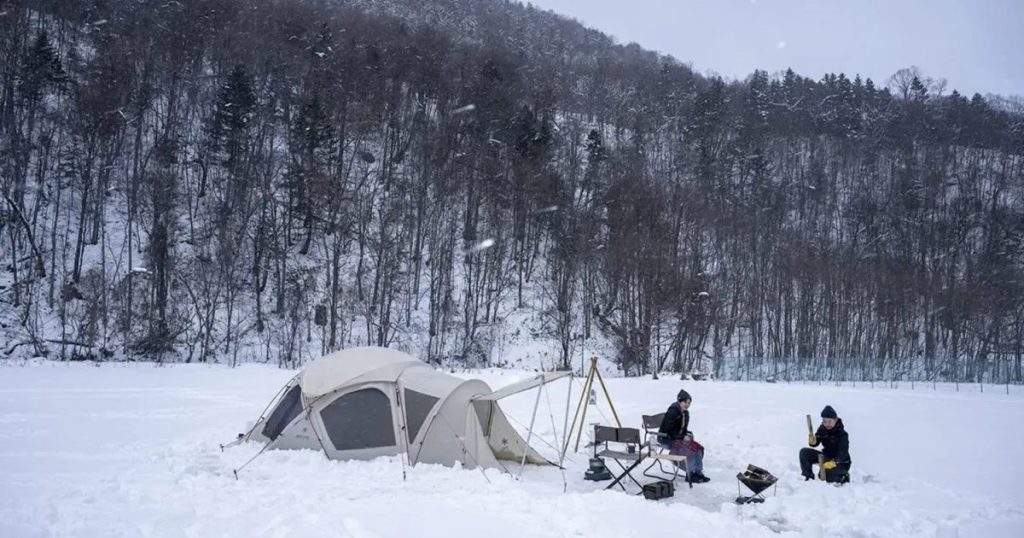 雪の中でキャンプ