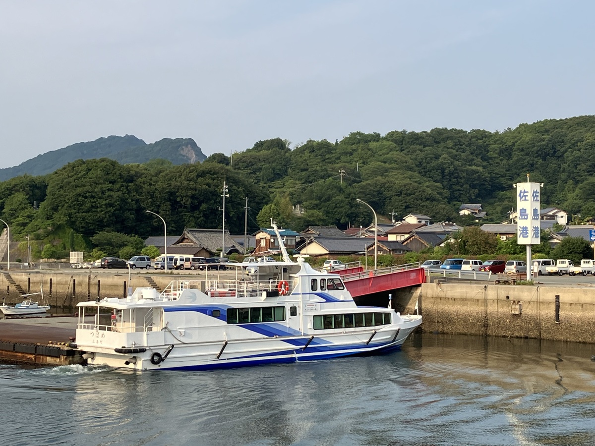 愛媛県佐島の佐島港に定期船の高速艇が入港している