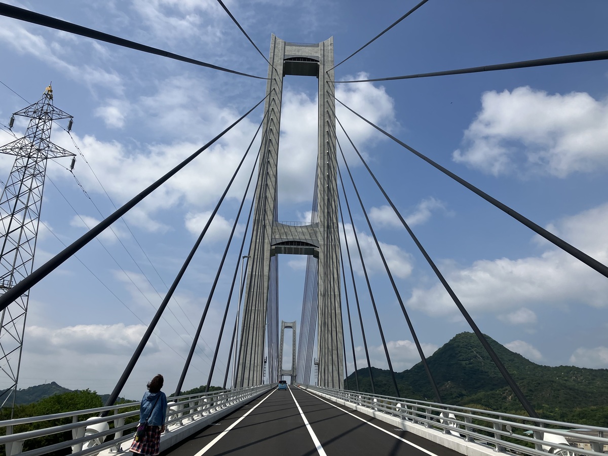 岩城橋を徒歩で渡り中。青空に橋の白色がまぶしい。