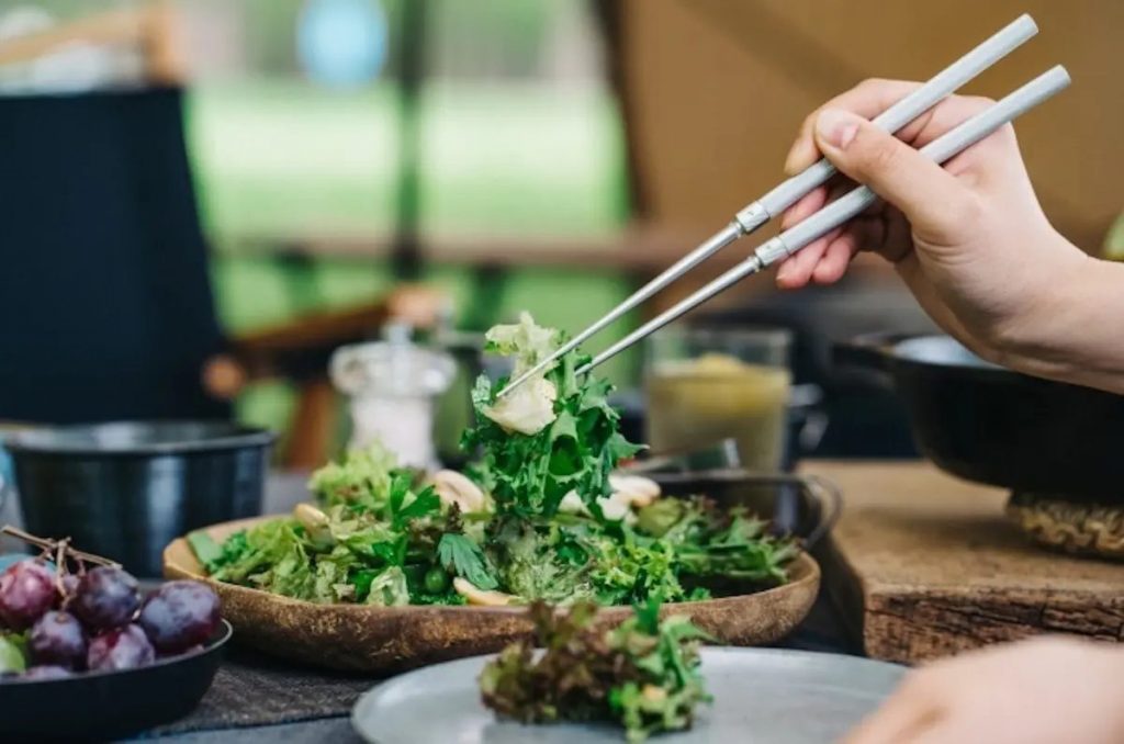 箸でサラダを食べる様子