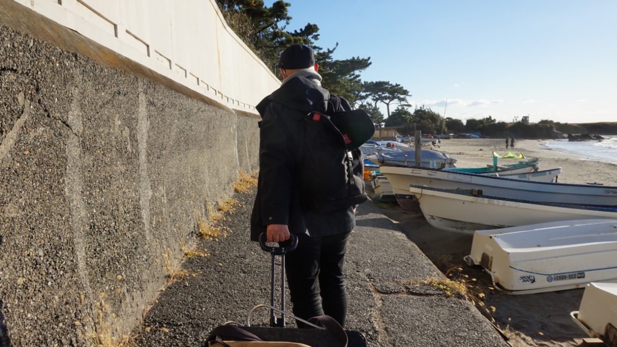 海岸に出たら御用邸の塀沿いの道を進みます