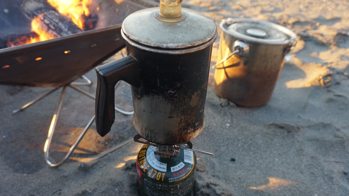 パーコレーターでコーヒーを沸かします