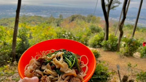 寒い日のアウトドアご飯にピッタリ！あったか「きのこタップリ麺」の作り方