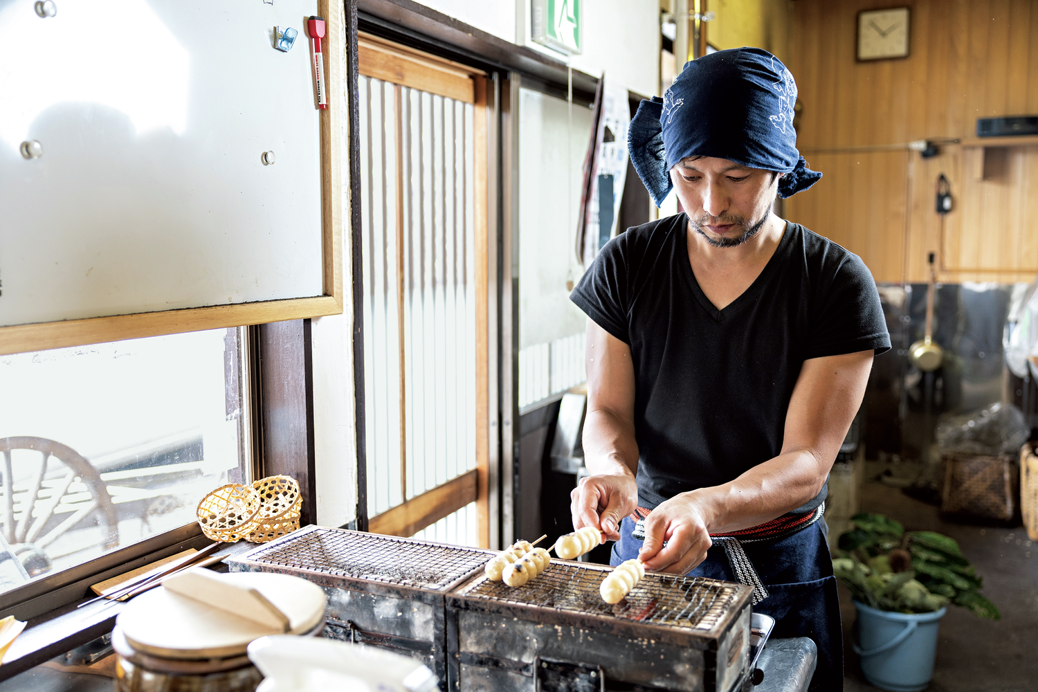 日本伝統のコンロは楽しい！人気団子屋さんに聞く「七輪x炭」の究極使いこなし術 炭火コンロ・BBQグリル  【BE-PAL】キャンプ、アウトドア、自然派生活の情報源ビーパル