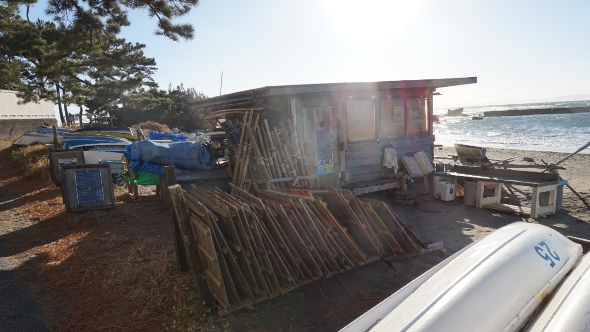 一色ボートの小屋前の浜辺で焚き火をします