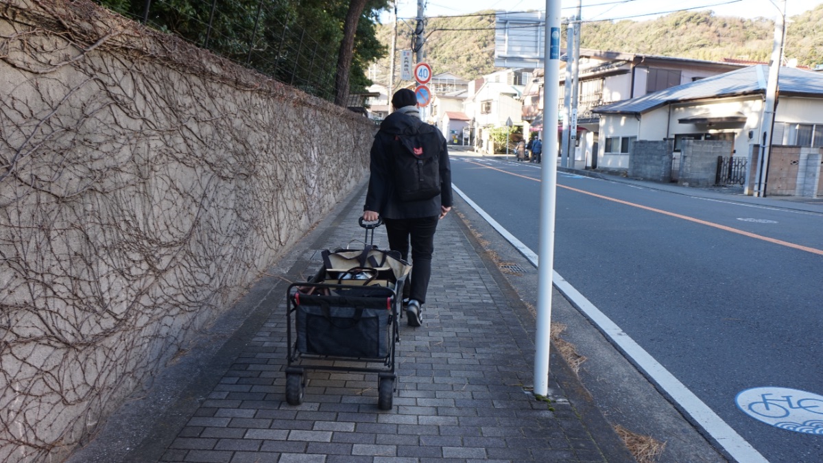 御用邸の塀沿いに進みます