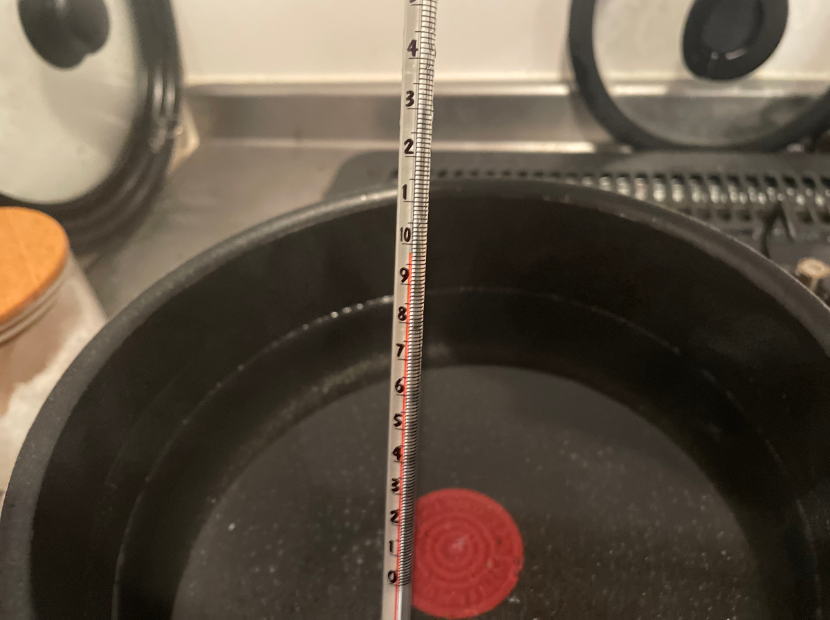 沸騰したお湯の温度を測っている写真