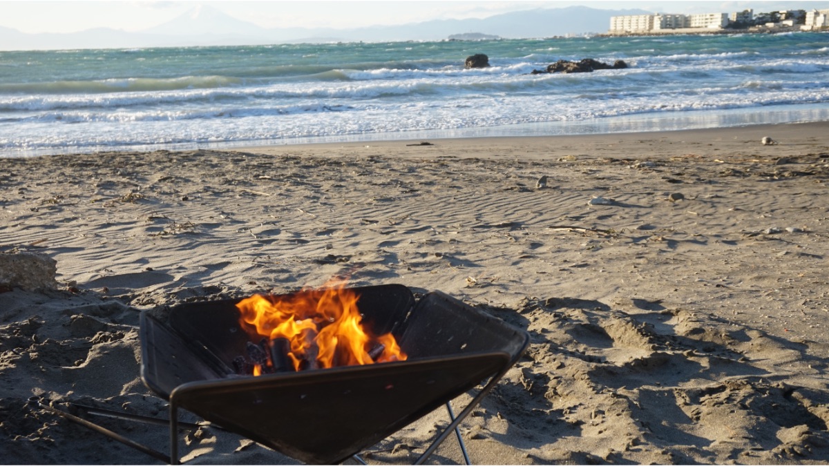 葉山の砂浜で焚き火が楽しめます