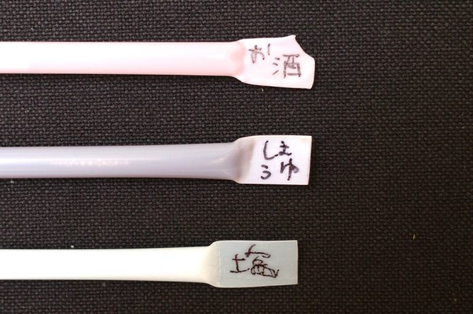 調味料の名前を書いている写真