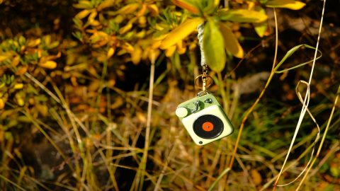 これが今どきのスピーカーか！アウトドアに最適な超コンパクトスピーカーMUZEN「BUTTON」