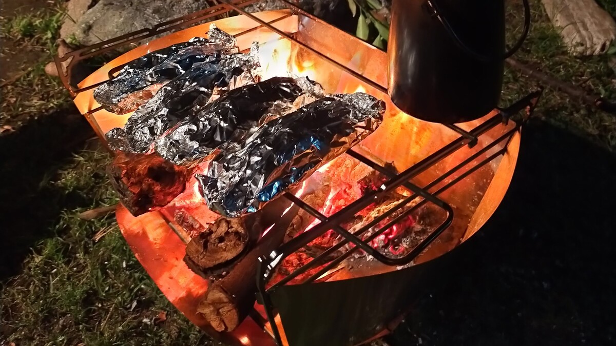 焚き火台の上で調理をしている。