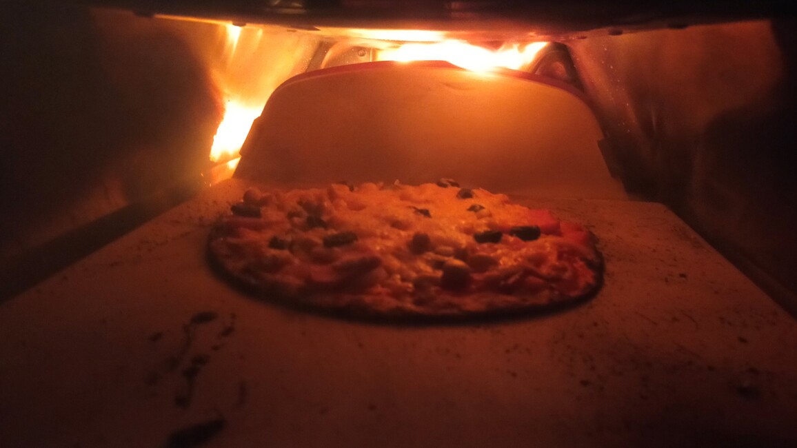 ピザが焼けている様子。
