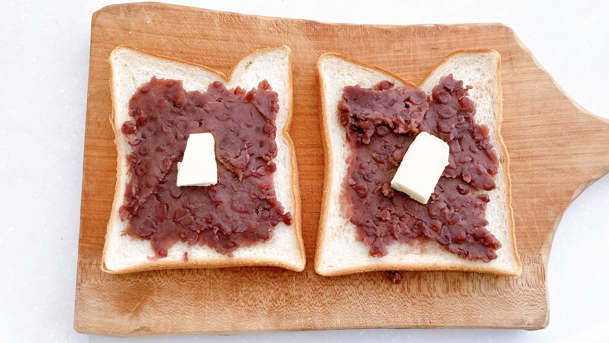 あんことバターをのせたパン