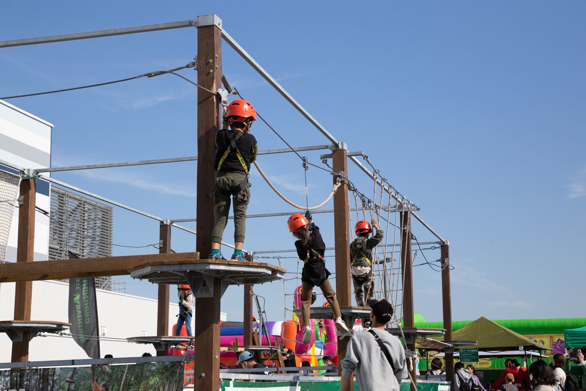 FOREST ADVENTUREの遊具で遊ぶ子供たち